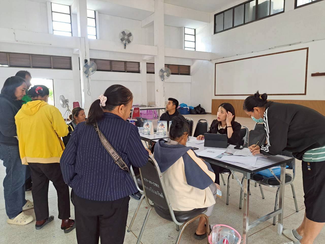 พช.ศรีประจันต์. ร่วมกับธนาคารกรุงไทย ให้บริการลงทะเบียนร้านค้าคนละครึ่ง พลัส