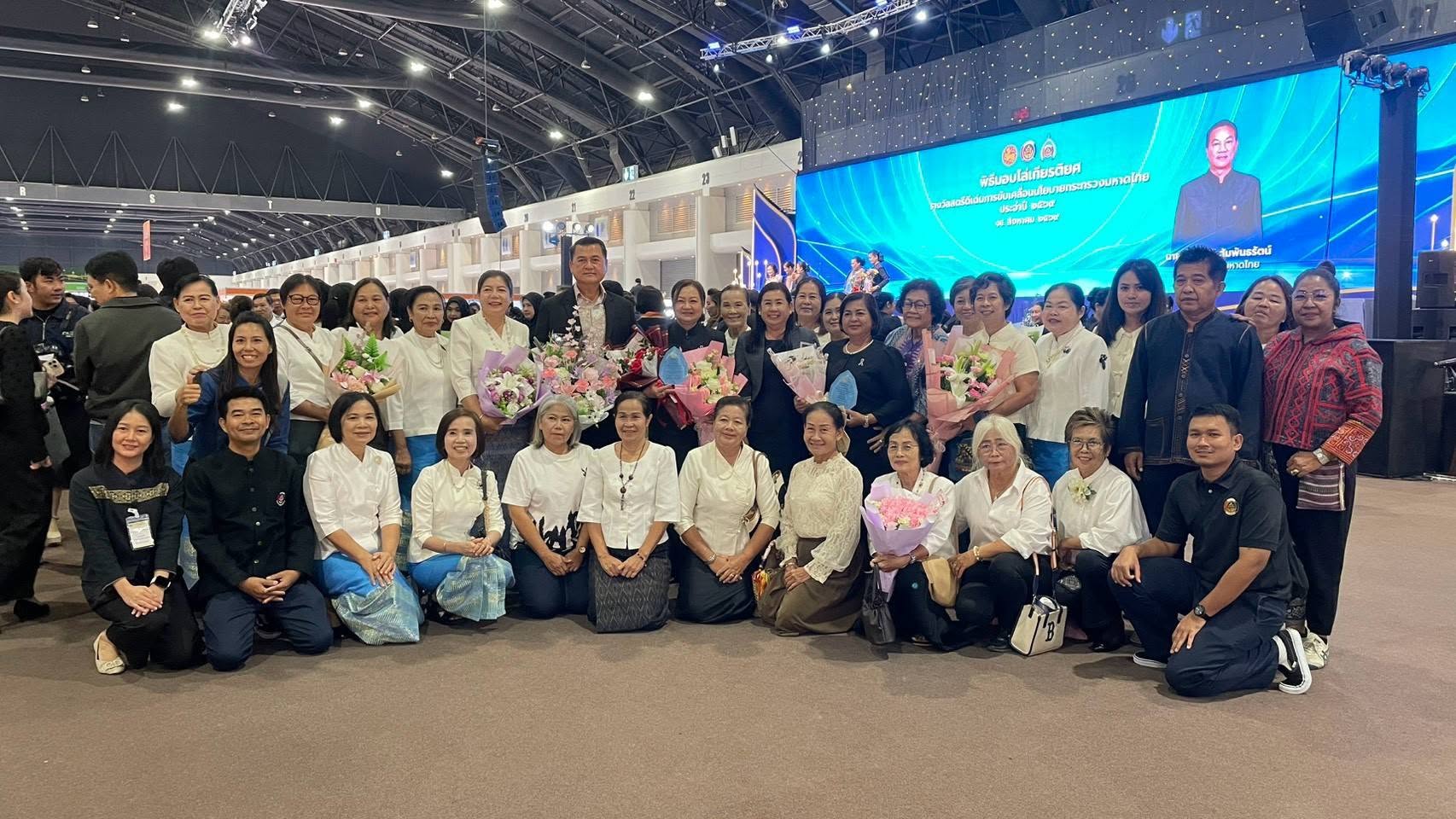 พช.ศรีประจันต์ นำโดยนางนันทวัน ศรีโปฎก พัฒนาการอำเภอศรีประจันต์ พร้อมด้วยเจ้าหน้าที่  ร่วมแสดงความยินดี นางจินตนา  ศิลา รองประธานคณะกรรมการพัฒนาสตรีอำเภอศรีประจันต์ ได้รับรางวัล สตรีดีเด่นด้านการขับเคลื่อนนโยบายกระมรวงมหาดไทย ประจำปี ๒๕๖๙
