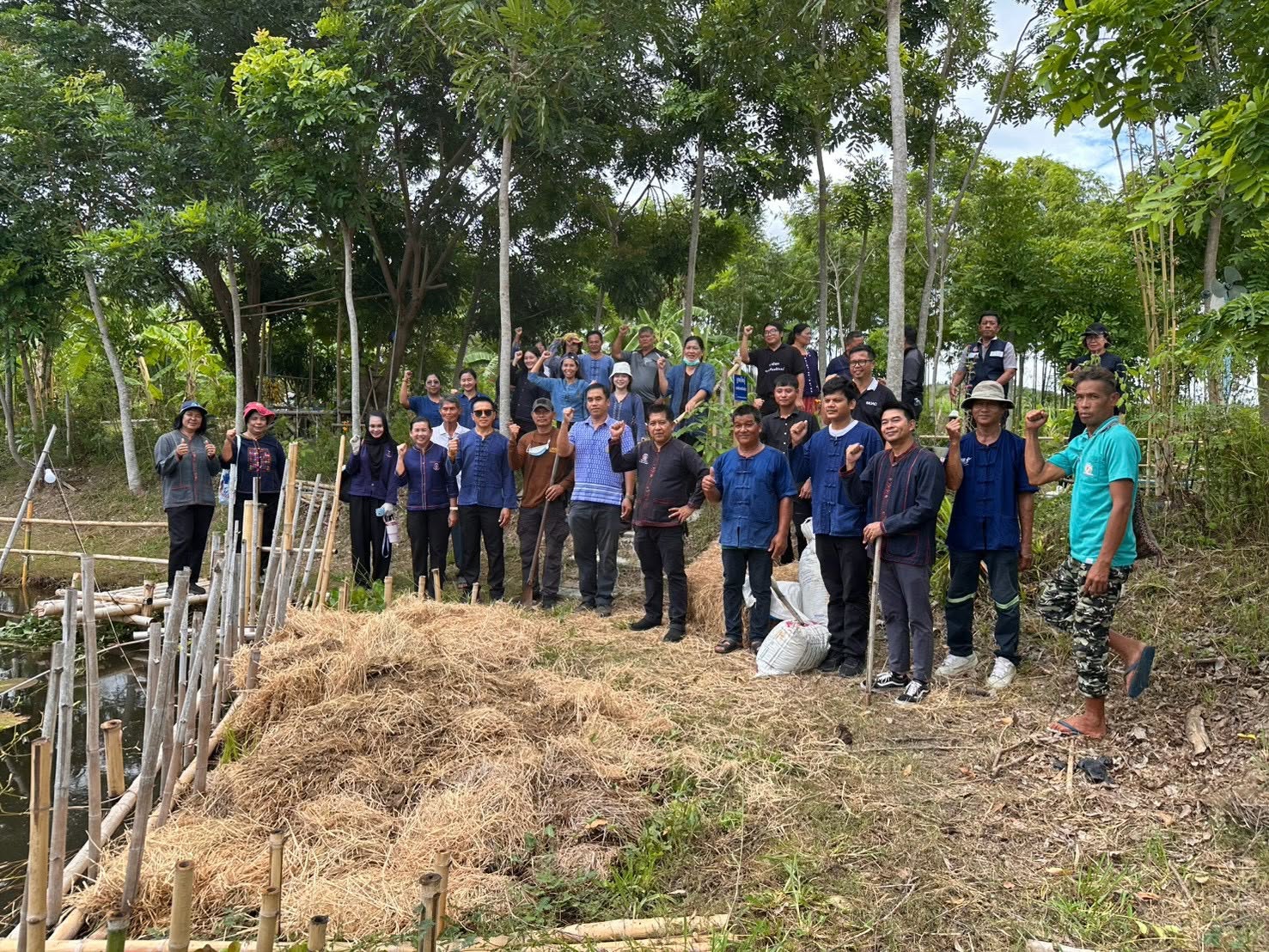สำนักงานพัฒนาชุมชนอำเภอศรีประจันต์ เข้าร่วมกิจกรรม “เอามื้อสามัคคี” ตามโครงการพัฒนาพื้นที่ต้นแบบการพัฒนาคุณภาพชีวิต ตามหลักทฤษฏี ประยุกต์สู่ “โคก หนอง นา โมเดล”