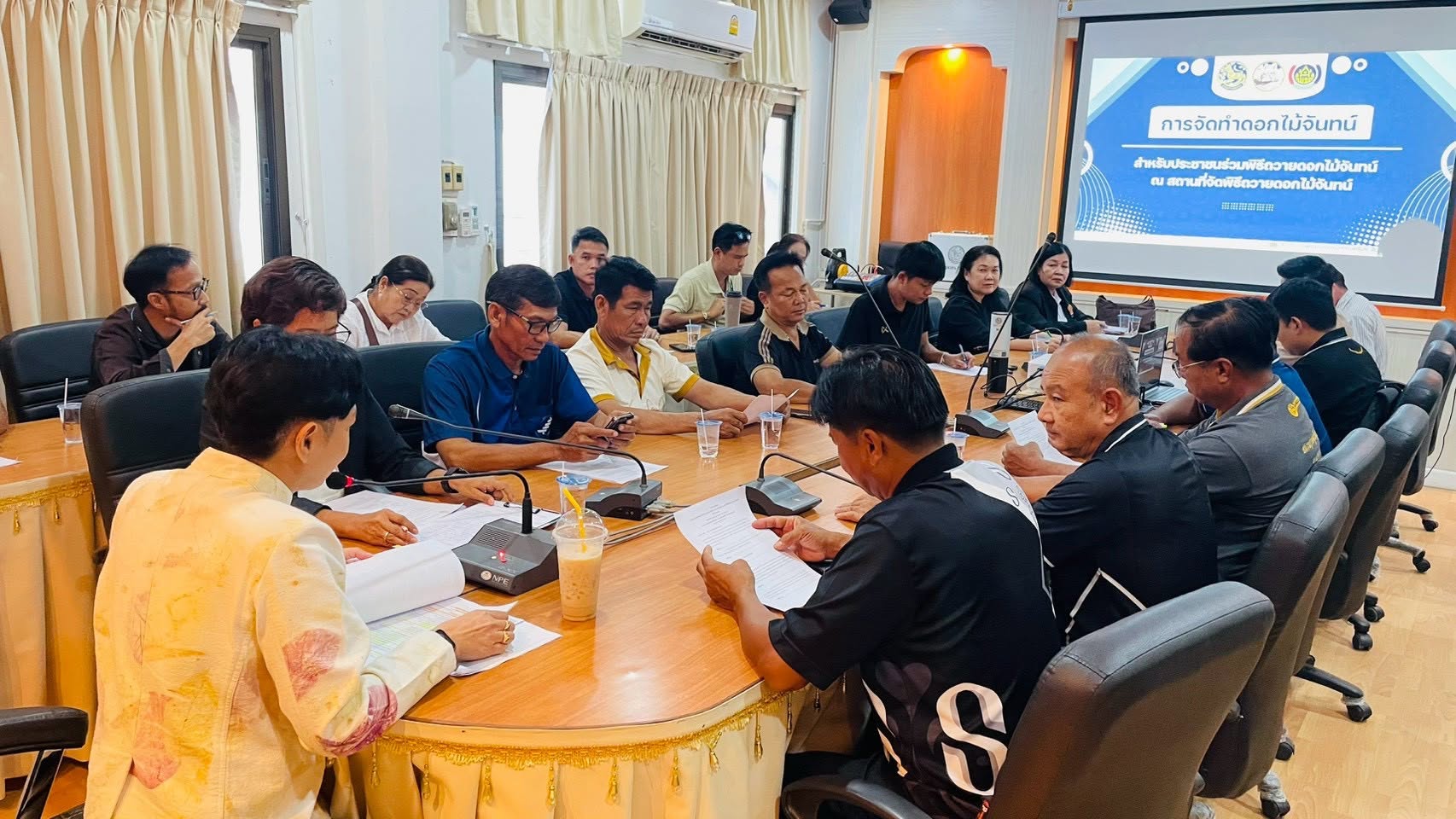 พช.ศรีประจันต์" โดยนางนันทวัน ศรีโปฎก พัฒนาการอำเภอศรีประจันต์  พร้อมด้วยเจ้าหน้าที่  เดินหน้าการจัดทำดอกไม้จันทน์ของประชาชนในส่วนภูมิภาค