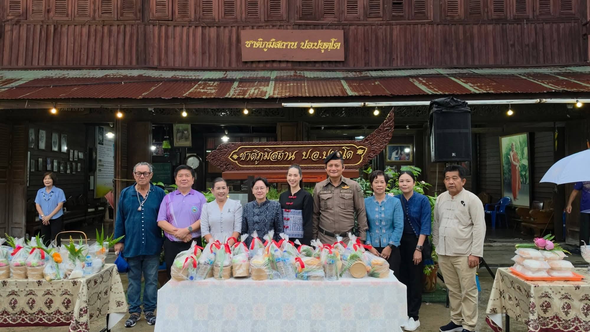 พช.ศรีประจันต์ นำโดย นางนันทวัน  ศรีโปฎก พัฒนาการอำเภอศรีประจันต์ พร้อมเจ้าหน้าที่พัฒนาชุมชน  ร่วมงาน "ยลวิถี วัดบ้านกร่าง ตลาดน้ำวันวาน ศรีประจันต์